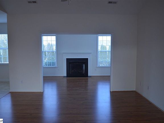 5th image of 108 Wild Thorn Ln