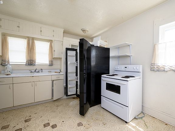 3rd image of 1313 SE Pine St