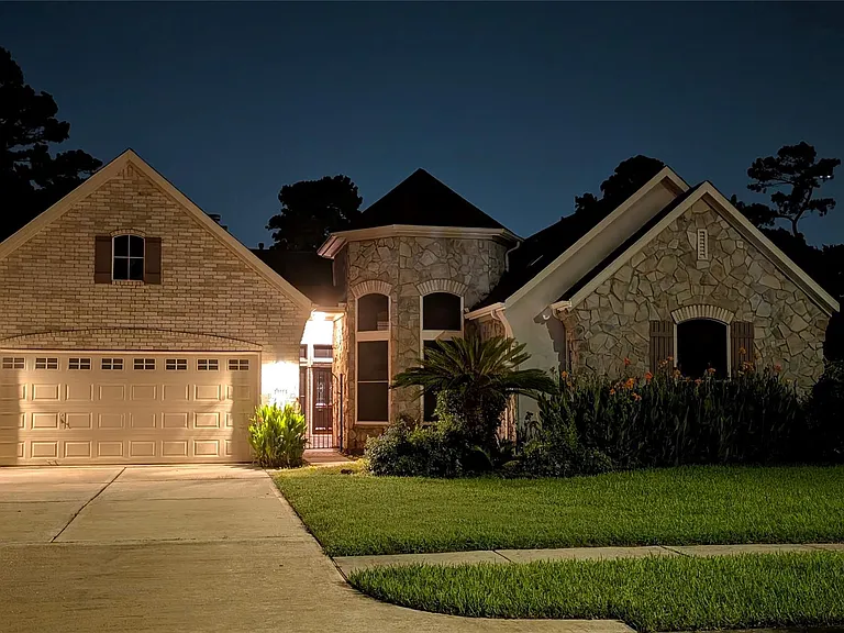 10114 Crescent Bluff Ln — Photo 1