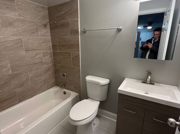 200 N 2nd St APT 2B2, Cary, IL 60013