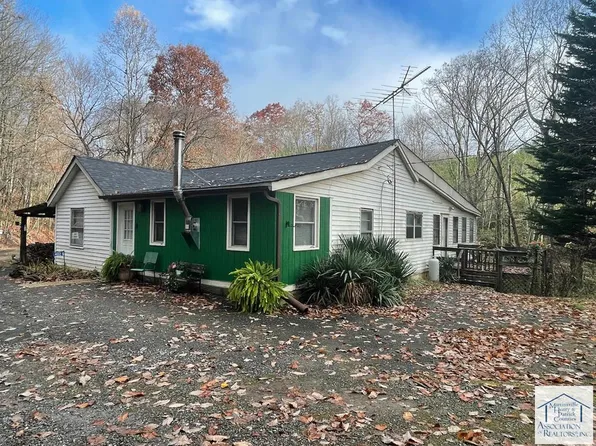 402 Willard Creek Ln, Stuart, VA 24171