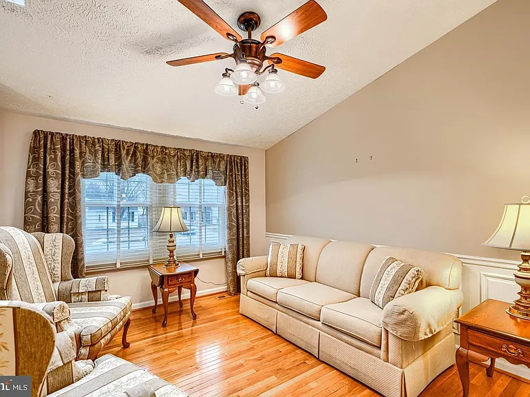 8908 Golden Tree Ln — Photo 4