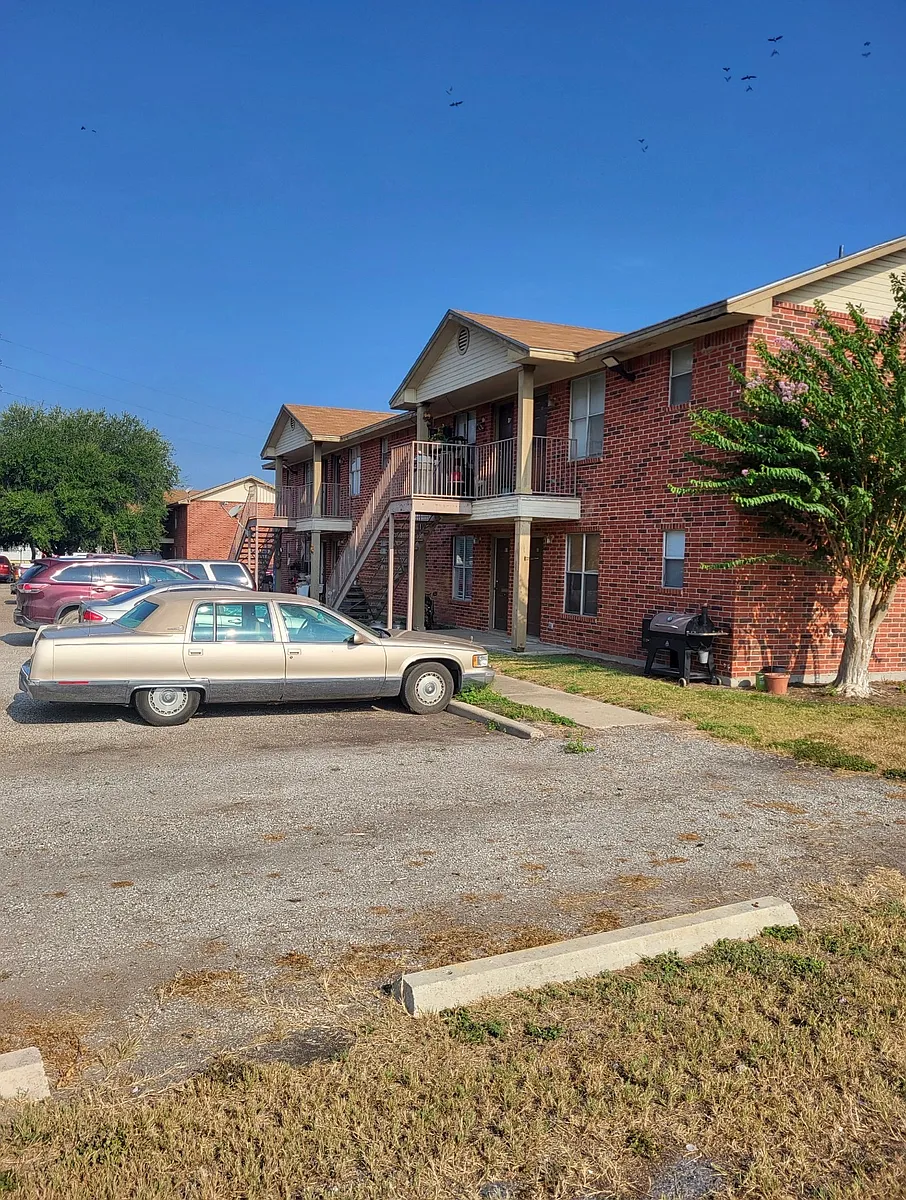 Photo 2 of 9 - 1703 S Washington St - Beeville, TX Building Photo - 1703 S Washington St