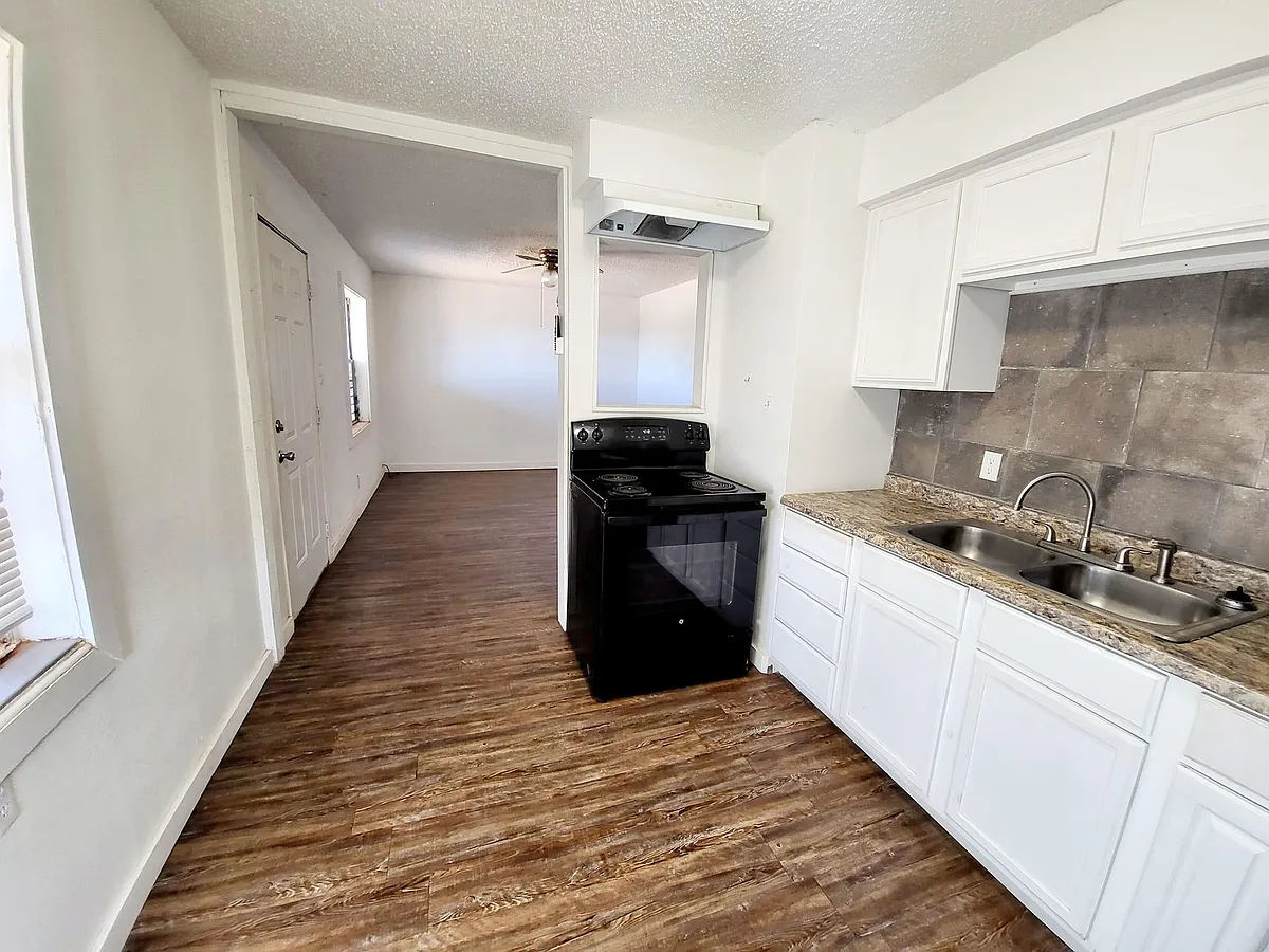 Building Photo - 1504 Sycamore St #B