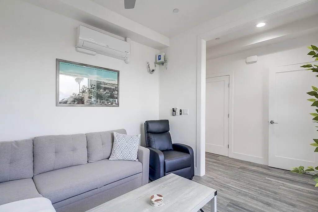 2 bed, 2.5 bath, 1400 sqft, $5,000 — Photo 2