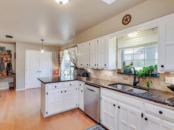4th image of 222 Lamesa Dr