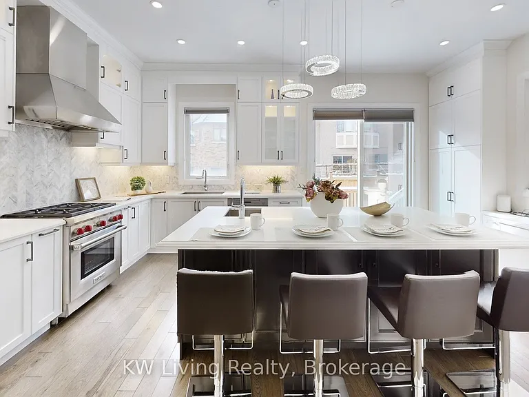 92 Giardina Cres — Photo 13