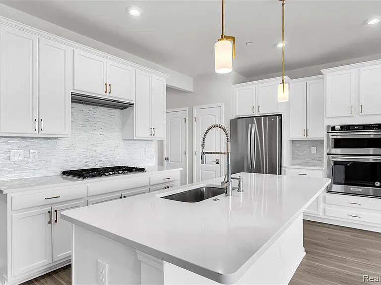 313 Strawberry Dr — Photo 8