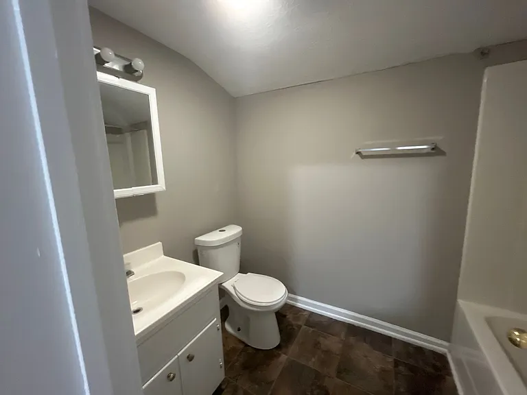 319 E Broadway St — Photo 9