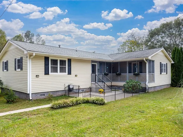 314 E McGuffin Dr, Westminster, SC 29693