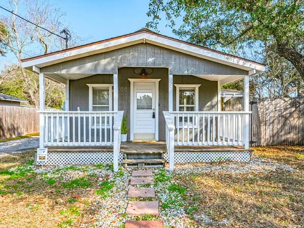 108 S 5th St, Fulton, TX 78358