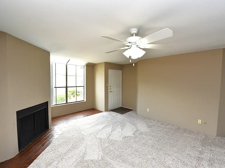 Wilshire Park Apartments — Photo 19