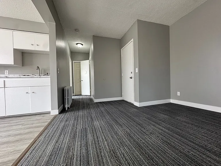 1727 Reaney Ave E — Photo 2