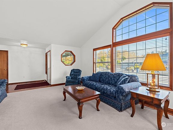 4th image of 1121 Pike Street NE