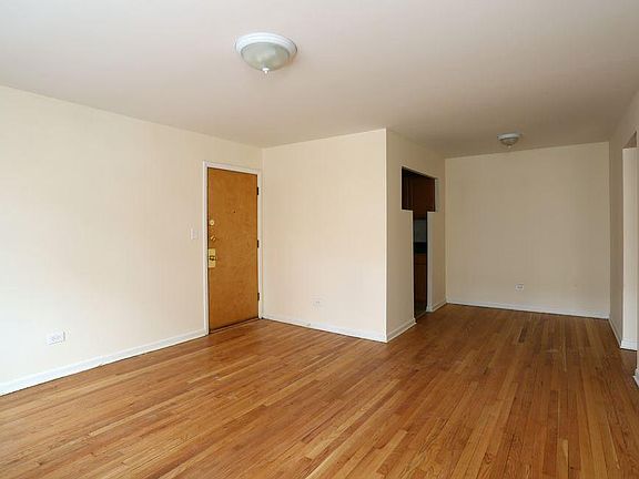 3rd image of 6002 N Kenmore Ave APT 301