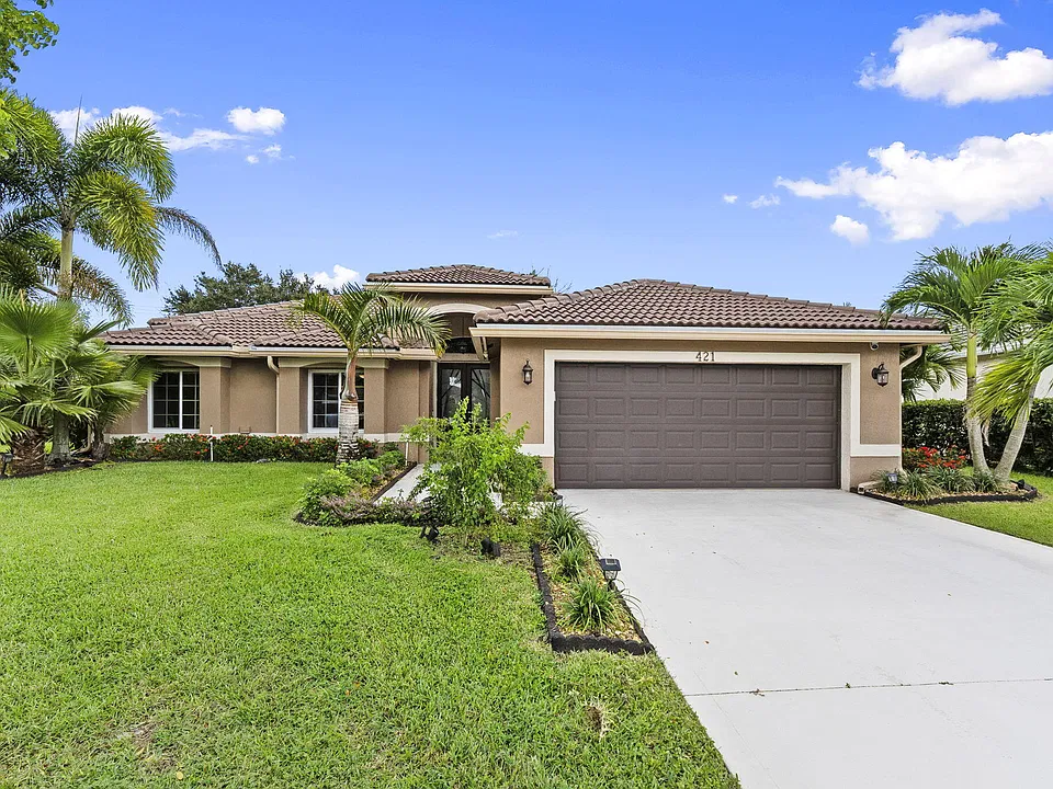 421 SW Crabapple Cv