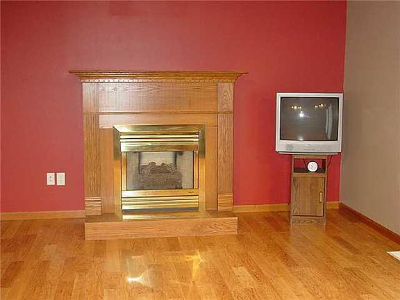 4th image of 144 Laurie Dr