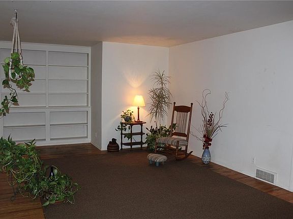 4th image of 4 Meadowlark Dr