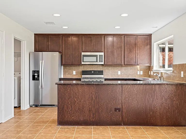 9006 Sasson Blvd — Photo 9
