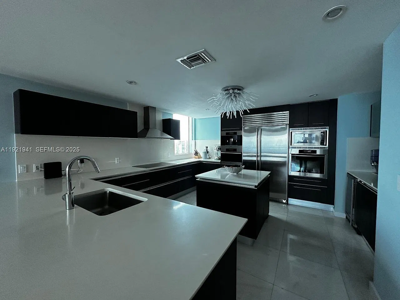 4 bed, 2394 sqft, $16,500 — Photo 3