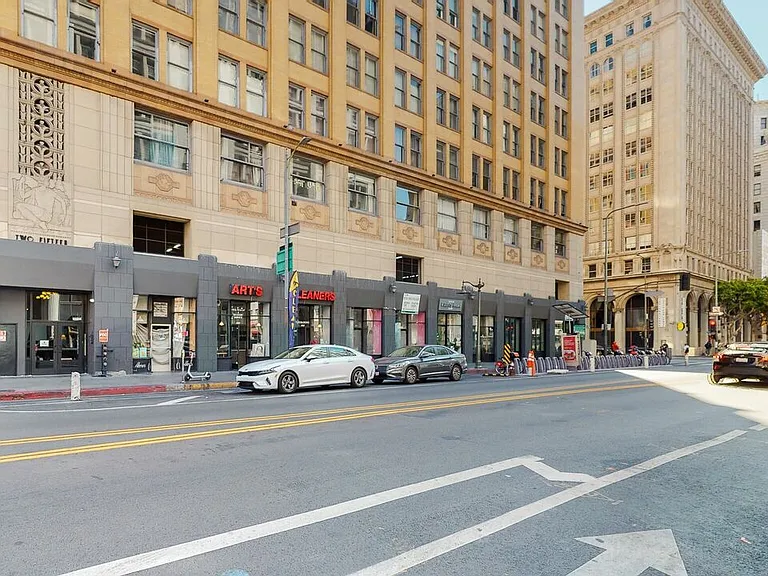215 W 7th St #307 — Photo 10