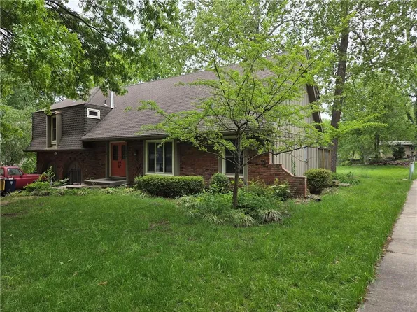 12836 Saint Andrews Dr, Kansas City, MO 64145