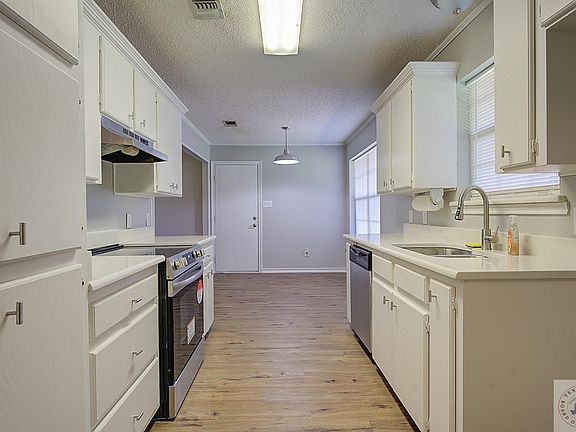 2nd image of 4407 Sanderson Ln