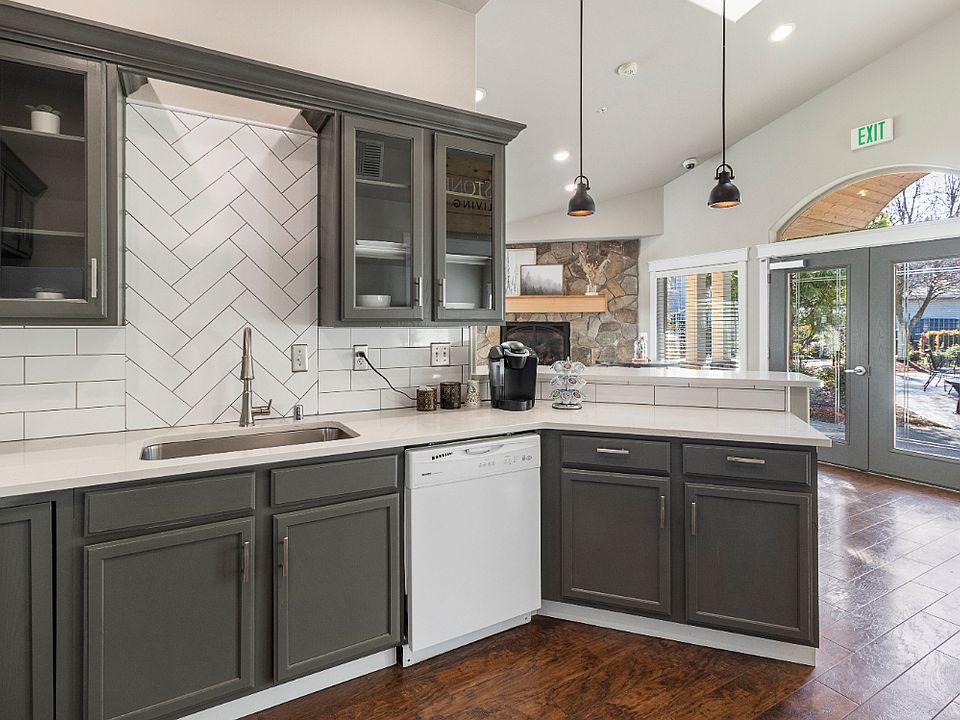 1st image of 215 SW Pinehurst Dr #263-301