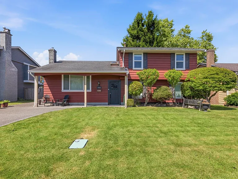10851 Rosecroft Cres — Photo 1