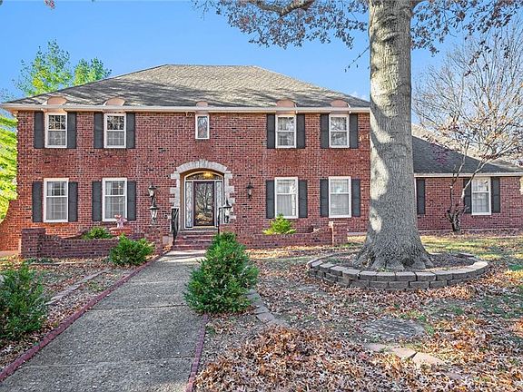 2nd image of 1409 NE Sunny Creek Ln