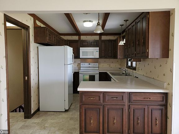3rd image of 1304 Thomas Dr