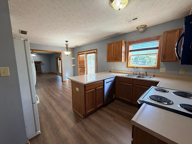 705 Hummingbird Ln — Photo 9