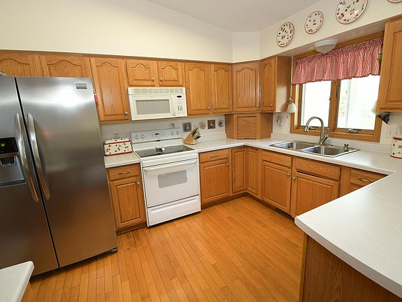 3rd image of 525 Evergreen Dr