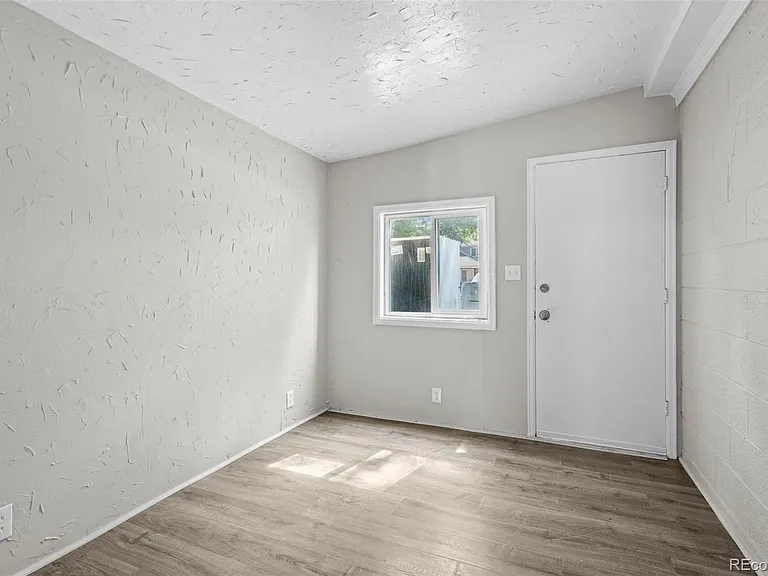 1545 Xanthia St — Photo 17