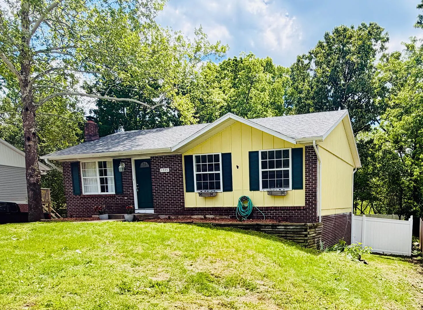 1335 Grandview Dr — Photo 1