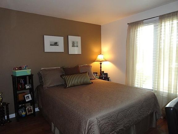 5th image of 948 Woodridge Ct APT 4B