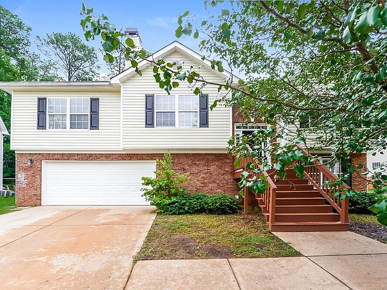1598 Queen Elizabeth Dr — Photo 1