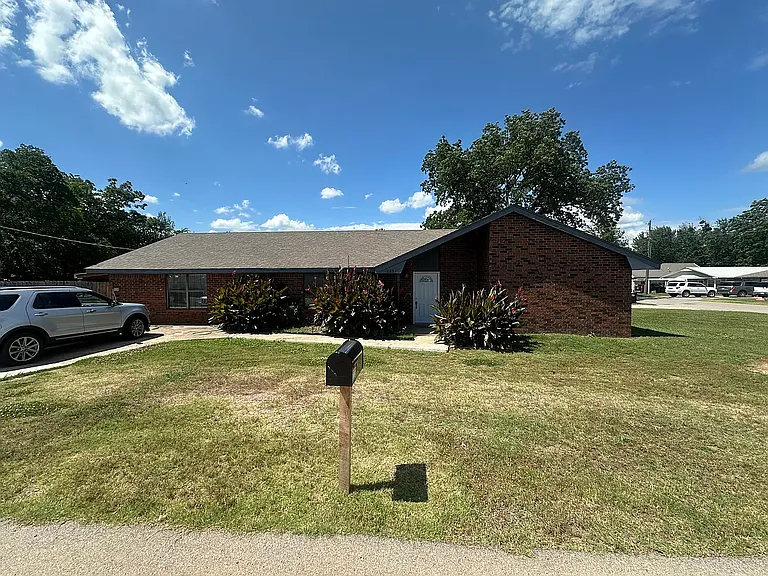 223 E Kerby Ave — Photo 23