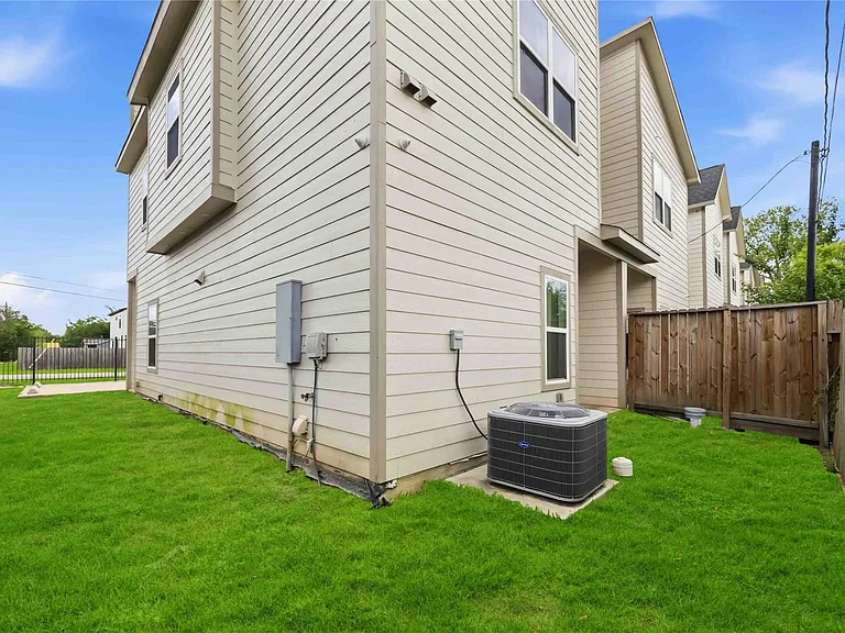 9320 Coffee St #B — Photo 25