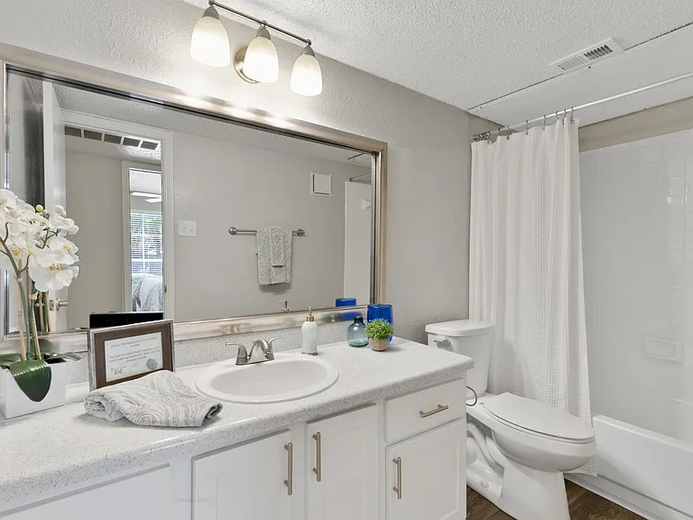 Creekwood Apartment Homes — Photo 5