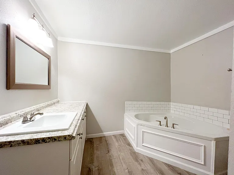 608 N Adelaide St — Photo 2