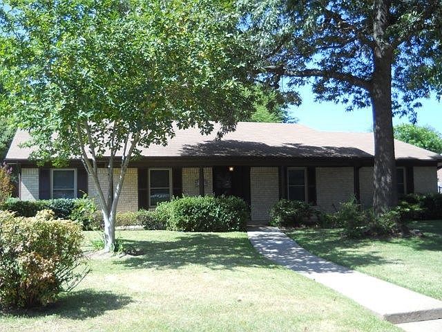 1st image of 909 Oakwood Dr