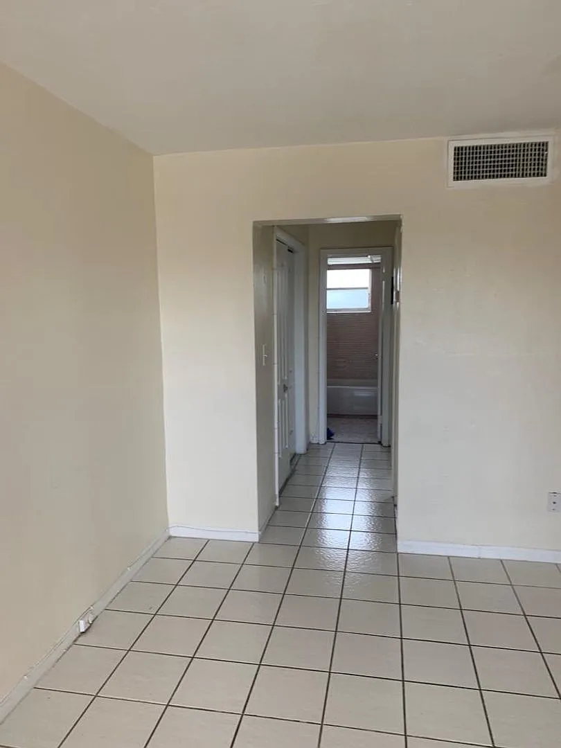 Jaclyn Apartments — Photo 4