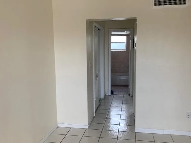 Jaclyn Apartments — Photo 4