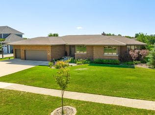 4137 Wynnewood Dr, Cedar Falls, IA 50613