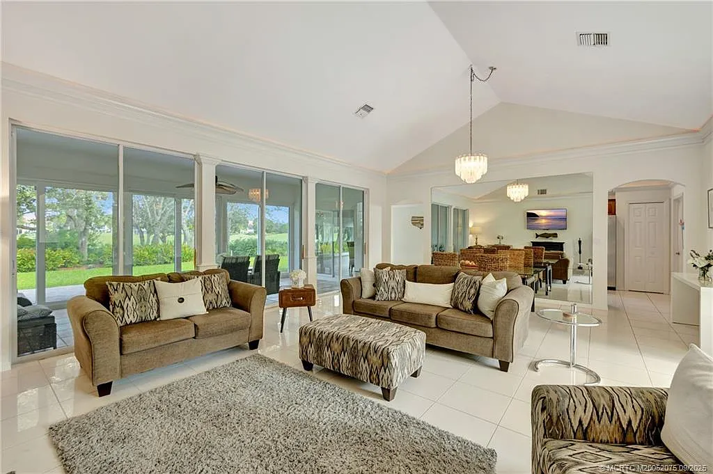 3 bed, 2.0 bath, 2178 sqft, $9,000 — Photo 4