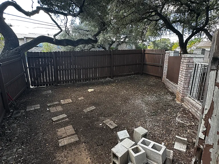 Craddock Ave — Photo 36