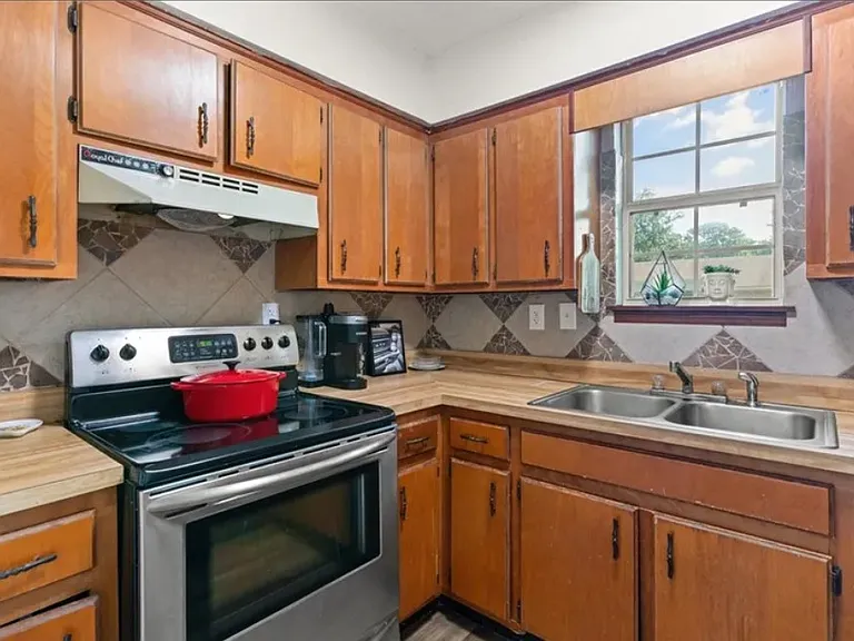 540 Chateau Cir — Photo 10
