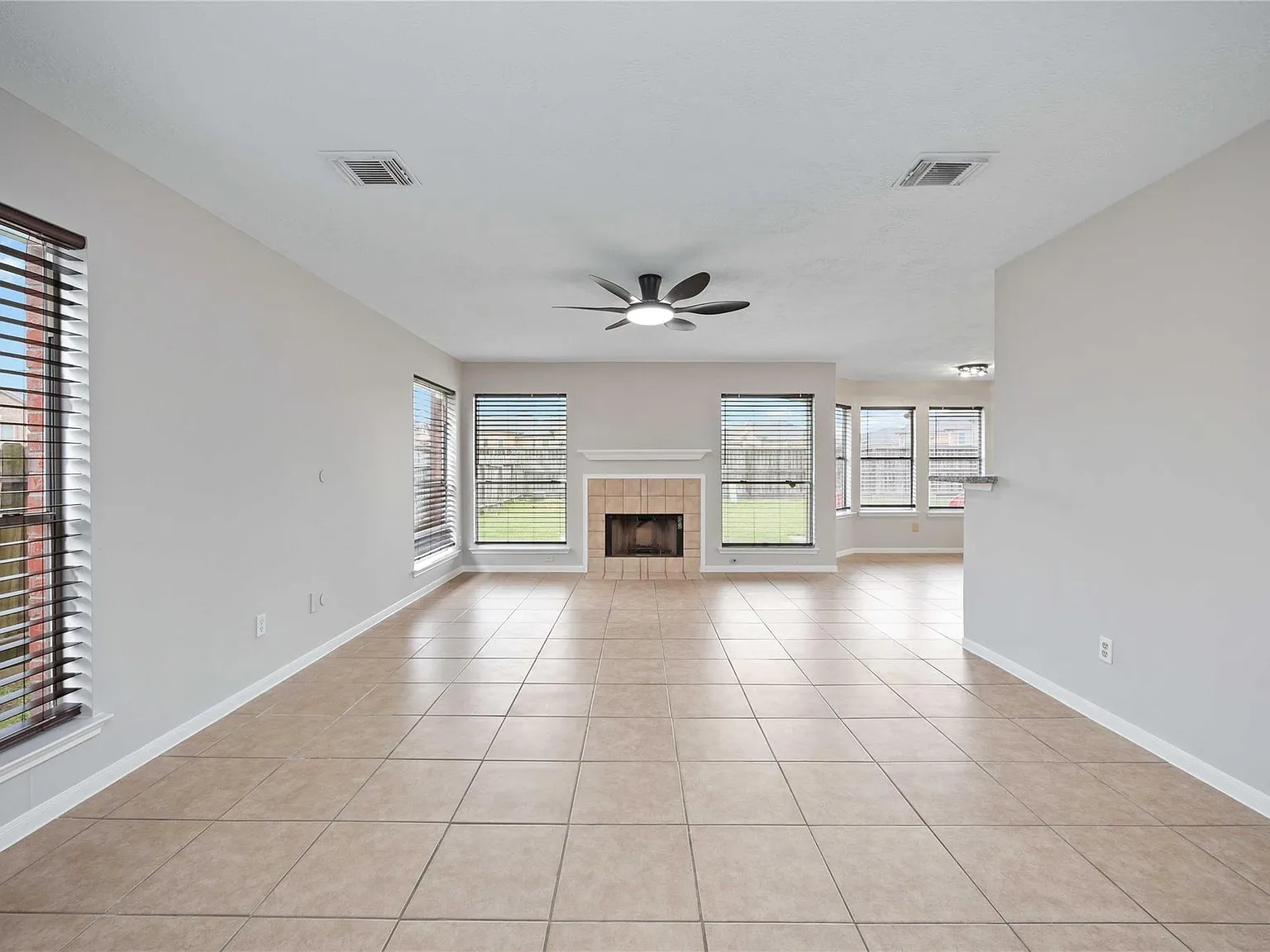 3 bed, 2.5 bath, 2093 sqft, $2,000 — Photo 4