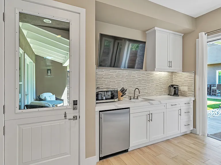 1127 Alameda Blvd — Photo 3